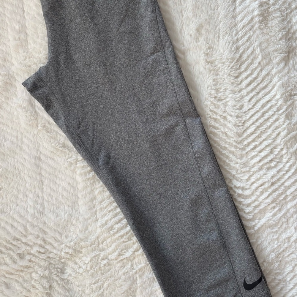Nike Pro Gray Ankle-Length Leggings – Women’s Medium